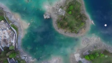 İsviçre 'de Canton Graubunden yakınlarındaki Cauma Gölü' nün çarpıcı manzarası. Caumasee Gölü, kristal temiz gölün ortasında küçük bir ada..