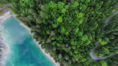 İsviçre 'de Canton Graubunden yakınlarındaki Cauma Gölü' nün çarpıcı manzarası. Caumasee Gölü, kristal temiz gölün ortasında küçük bir ada..