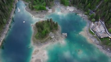 İsviçre 'de Canton Graubunden yakınlarındaki Cauma Gölü' nün çarpıcı manzarası. Caumasee Gölü, kristal temiz gölün ortasında küçük bir ada..