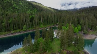 İsviçre 'de Canton Graubunden yakınlarındaki Cauma Gölü' nün çarpıcı manzarası. Caumasee Gölü, kristal temiz gölün ortasında küçük bir ada..