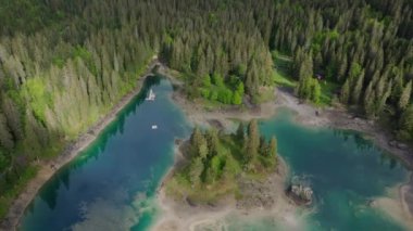İsviçre 'de Canton Graubunden yakınlarındaki Cauma Gölü' nün çarpıcı manzarası. Caumasee Gölü, kristal temiz gölün ortasında küçük bir ada..