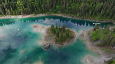 İsviçre 'de Canton Graubunden yakınlarındaki Cauma Gölü' nün çarpıcı manzarası. Caumasee Gölü, kristal temiz gölün ortasında küçük bir ada..