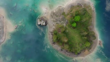 İsviçre 'de Canton Graubunden yakınlarındaki Cauma Gölü' nün çarpıcı manzarası. Caumasee Gölü, kristal temiz gölün ortasında küçük bir ada..