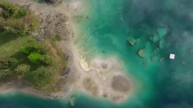 İsviçre 'de Canton Graubunden yakınlarındaki Cauma Gölü' nün çarpıcı manzarası. Caumasee Gölü, kristal temiz gölün ortasında küçük bir ada..