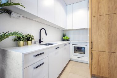 Beyazlı modern mutfak.