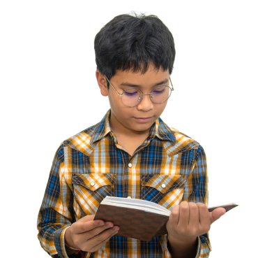 Beyaz arka plan üzerine kitap okuyan Asyalı çocuk