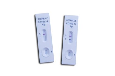 Hızlı Antijen test kiti COVID-19 beyaz arkaplanda izole edildi
