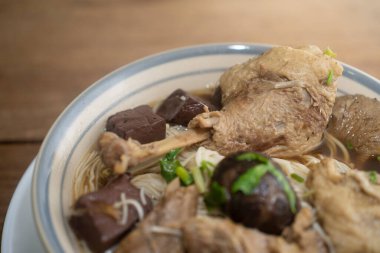 Tahta masada erişteli ördek. Tayland yemeği..