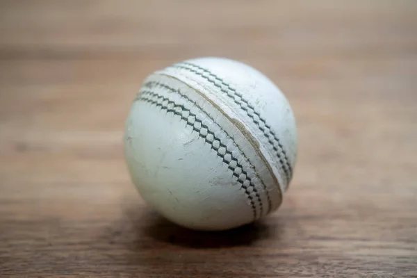 Vecchia Palla Cricket Pelle Bianca Isolata Uno Sfondo Legno — Foto Stock