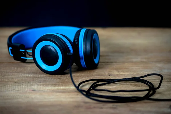 Niebieskie Słuchawki Drewnianym Tle — Zdjęcie stockowe