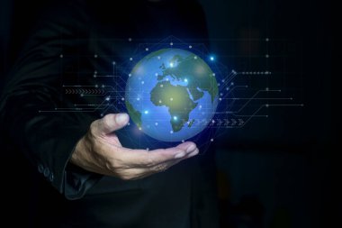 İşletme yöneticisi elinde sanal bir küresel ağ ve iş dünyasının idari becerileri ile veri alışverişinde bulunuyor. Sosyal ağ kavramı.