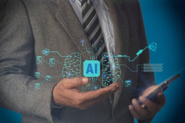 İş adamı insan beyni hologramına sahip bir akıllı telefon, Ağ Senkronizasyonunda Al Futuristic Business Innovation, IoT. Yapay Zeka Konsepti.