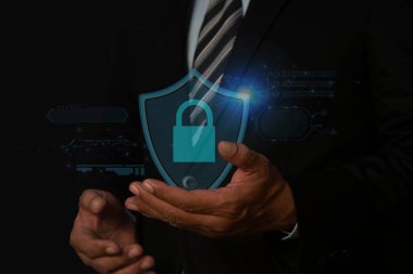 Verileri korumak için siber güvenlik ve gizlilik kavramları. İşadamı sanal bilgisayar ekranında siber teknoloji ağının nasıl korunacağını gösteriyor.