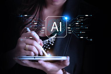 İş adamı, yapay zeka yapay zeka simgeleriyle birlikte, gelecekteki teknolojinin sanal ekranında tablet kullanıyor. İş analizindeki yapay zeka ağı. sohbet botu. 