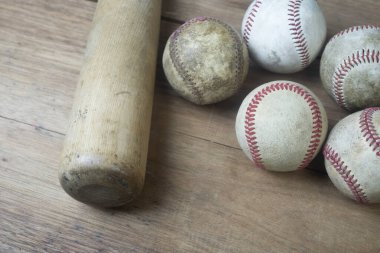 Eski beysbol topunu ve ahşap bir masanın üzerindeki tahta sopayı kapat. odak seç.