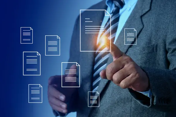 İş adamı simge klasörüne dokunuyor. Belge yönetim sistemi. DMS, belge yönetim sistemi konsepti. Şirket dosyalarını arşivlemek için yazılım. 