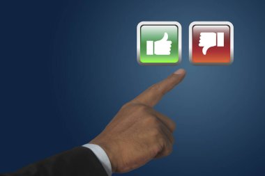 Erkek eli, mavi arkaplandaki düğmeleri beğenip beğenmemeyi seçer. Müşteri hizmetleri ve mükemmel geri bildirim kavramı. 