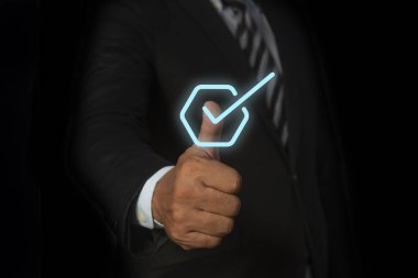 İşadamı başparmağında sanal doğru işareti ya da işaret işareti olsun. Standartlaşma ve sertifika konsepti. 