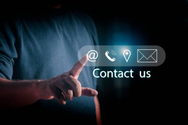 Konsept ile bağlantı kur. İş adamı sanal ekran iletişim simgesine dokunuyor. Müşteri hizmetleri yardım hattı çağrı merkezi bizimle irtibata geçin..