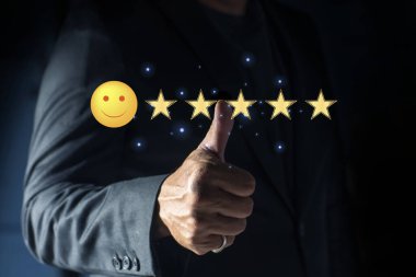 Eller yukarı, olumlu duygu gülen yüz ikonu ve beş yıldızlı. Müşteri memnuniyeti kavramı. 