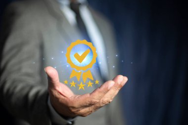 İş adamı elinde tutuyor ve en iyi kalite güvenceyi garanti ürün için beş yıldızla gösteriyor. Endüstri lideri dijital teknoloji ürünü performans konsepti ve ISO sertifikası.