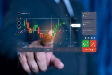 Modern bilgisayar sanal gösterge paneli ile çalışan bir işadamı finans satış verilerini analiz ediyor. Yatırımcı, borsa raporunu ve ticari istihbarata sahip mali konsolu analiz ediyor.