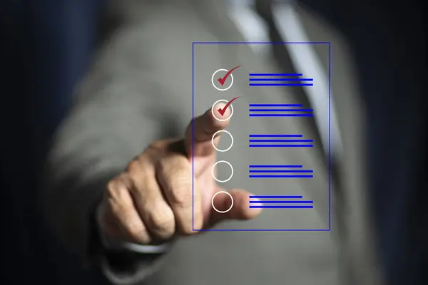 İş performans listesi, iş adamı dijital belgelerle çevrimiçi kontrol listesi anketi yapıyor. Yapılacaklar listesi ve iş onayı proje kavramı.