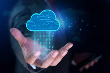 İş adamı bulut bilgisayar ikonunu elinde tutuyor ve küresel ağ bağlantı teknolojisindeki bulut veri teknolojisine bağlanıyor. Bulut hesaplama kavramı. 