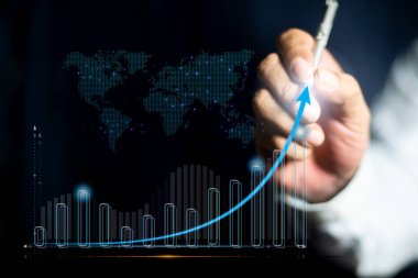 İşadamı ok grafiği şirketlerin gelecekteki büyüme planını işaret ediyor. İş adamı Forex ticaret grafiği finansal verilerini, borsayı inceliyor. İş geliştirme, başarı motivasyon kavramına. 