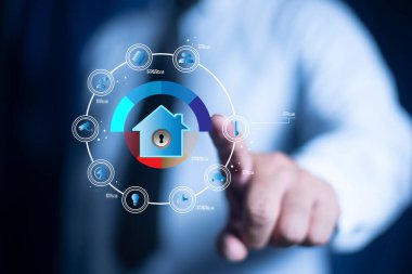 Akıllı telefon konseptinde akıllı ev dijital uzaktan kumanda. Teknoloji kontrolündeki şeylerin interneti. Sanal akıllı ev simgesi işlevi gören bir işadamı eve dokunuyor.