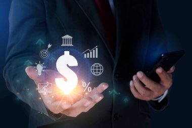 İşadamı, ABD Doları tabelasını grafik ve turuncu ışık ile tutuyor. İş dünyası, ticaret, uluslararası döviz kuru, teknoloji transferi. ticaret ve para transferi ödeme kavramı.