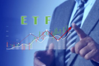 İşadamı ETF 'yi işaret ediyor (Ticaret Fonları). Yatırım Fırsatları Karşılıklı Fonlar ve ETF 'lerde, Finansal Piyasada Zenginlik Artıyor.