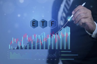 İşadamı ETF 'yi işaret ediyor (Ticaret Fonları). Yatırım Fırsatları Karşılıklı Fonlar ve ETF 'lerde, Finansal Piyasada Zenginlik Artıyor.