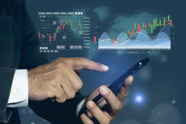 İş adamı Forex ticaret grafiği finansal verilerini analiz ediyor. Borsa Yatırım Fonları ve Dijital Varlıklar. işletme finans teknolojisi ve yatırım konsepti, teknoloji işletme finans