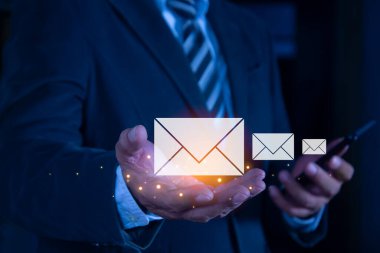 İş adamı sanal arayüz teknolojisiyle e-postaları kontrol ediyor. Doğrudan pazarlama kampanyası, çevrimiçi mesaj, e-posta, elektronik posta, yeni e-posta bildirimi, iletişim kavramı