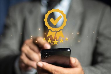 İşadamı 5 yıldızlı, garantili, en iyi ürün, standartlar, ISO sertifikası ve standartlaştırma konseptine dokunuyor.