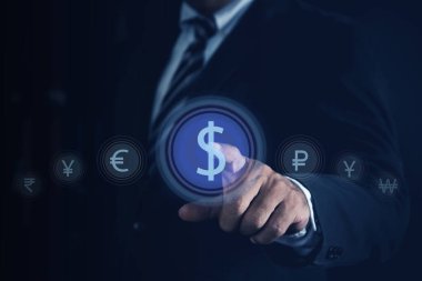 İşadamı, Dollar, Yuan, Yen Euro, Rupi, Ruble, KRW 'ye dokunuyor. Küresel para birimi değişimi ve önx kavramı 