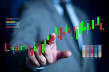İş adamı sanal ekranda nokta grafiği çiziyor. Teknik fiyat şamdanı grafiği ve online hisse senedi alım-satımı. Forex yatırım işi.