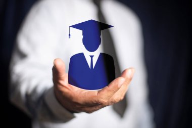 Elinde küresel işletme eğitimi arşivi, kutlama eğitimi mezuniyeti, başarılı öğrenim görmüş insanlar olan iş adamı simgeleri tutan iş adamı