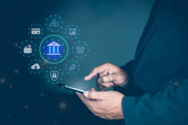 Sanal ekranda bankacılık simgeleri, online alışveriş ve mobil bankacılık uygulamalarında ödeme kullanan bir işadamı. Fintech konsepti. Finansal teknoloji. Dijital bankacılık ağı.