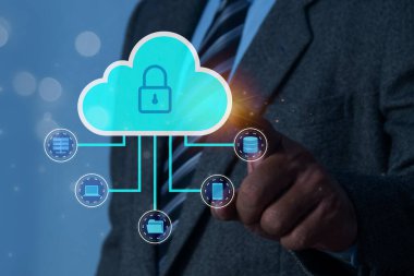 Bağlantı hattı ile sanal bulut hesaplaması gösteren bir adam. Bulut bilgisayarı, büyük veri bilgilerini indirme ve yükleme sistemidir. Bulut teknolojisi ve Veri depolama kavramı.