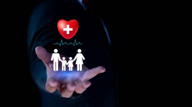 İş adamı aile simgelerini ve sağlık teknolojisi, yenilik tıbbı, sağlık hizmetleri ve bilim fikirlerini gösteriyor. Koruma, aile hayat sigortası kavramını destekleme. 