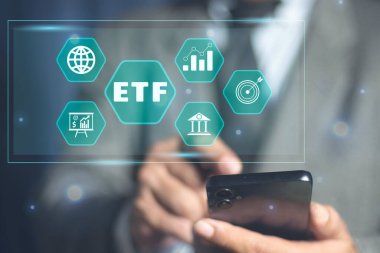 Akıllı telefon ETF kullanan bir işadamı (Borsa Fonları). Yatırım Fırsatları Karşılıklı Fonlar ve ETF 'ler, Finansal Piyasa' da Zenginlik Artıyor. Yatırım ve borsa endeks fonu. 