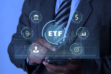 Akıllı telefon ETF kullanan bir işadamı (Borsa Fonları). Yatırım Fırsatları Karşılıklı Fonlar ve ETF 'ler, Finansal Piyasa' da Zenginlik Artıyor. Yatırım ve borsa endeks fonu.