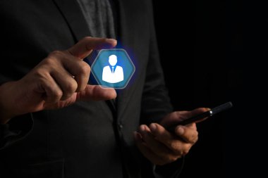 Takım elbiseli iş adamı şahıs simgesi. İnsan kaynakları yönetimi, iş görüşmesi konsepti. Takım lideri konseptini seç. Takım lideri, iş pazarlaması, dosya yönetimi, iş alımı