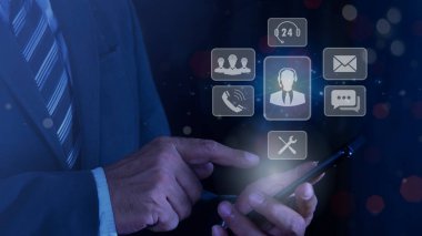 İşadamı akıllı telefon müşteri hizmetleri, yardım, çözümler, memnuniyet ve ulaşılabilirlik kullanır. Teknik destek müşteri hizmetleri çağrı merkezi 7 / 24 çevrimiçi