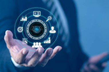 İş adamı holografik ortaklık simgesi tutuyor. İş ortaklığı konsepti. İş ortaklığı stratejileri. küresel ortaklık kavramı