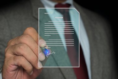 İş sözleşmesi imzalayan Elektronik İmza İşadamı, dijital belgelerle ilgili elektronik belgeleri stilus kalem kullanarak sanal bilgisayar ekranında imzalar. dijital belge yönetimi, kağıtsız ofis 