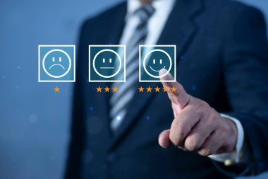 İş adamı geribildirim veriyor. Deney incelemesi ve yorum için değerlendirme listesi. Müşteri memnuniyeti anketleri, iyi, beş yıldız, en iyi ürün ve hizmet. Mükemmellik garantisi.