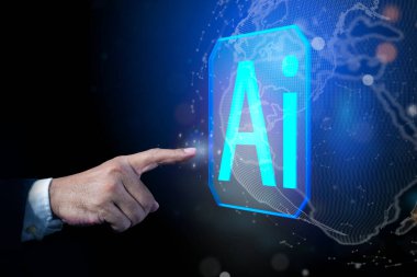 Sanal ekran dünyasının arka planında yapay zekaya işaret eden bir iş adamı. Büyük veri analizi, makine öğrenimi, otomasyon teknolojisi iş ve sanayi imalatında